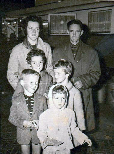 Hein van Gils met zijn echtegenote en enkele kinderen. Rian, Lia, Coby.